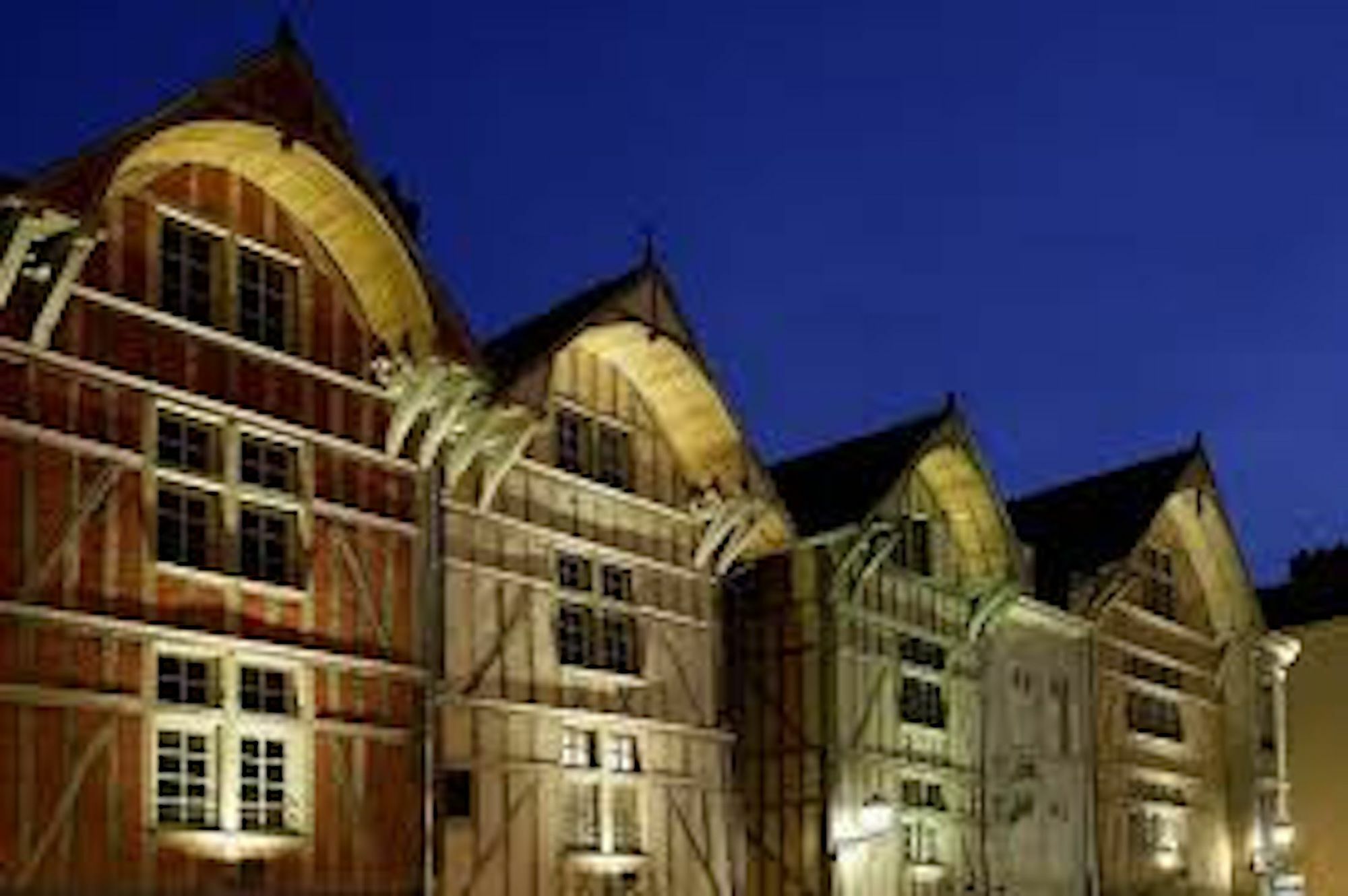 Logis Hotel Du Cirque Troyes Centre Historique Exterior foto